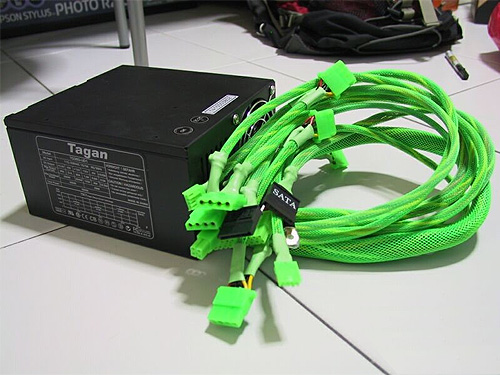 Блок питания с установленной оплеткой проводов и цветными коннекторами из серийного фирменного набора