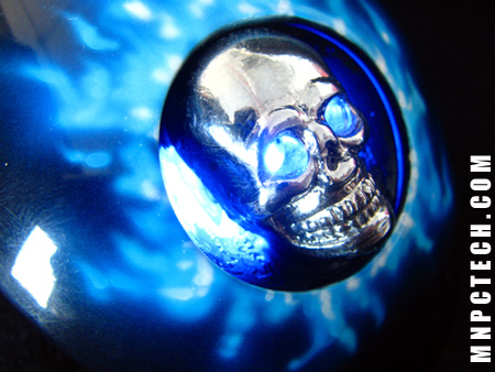 Металлический череп в объятиях синего пламени