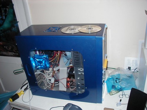 Компьютерный корпус с прозрачным окном, установленный в боковую панель