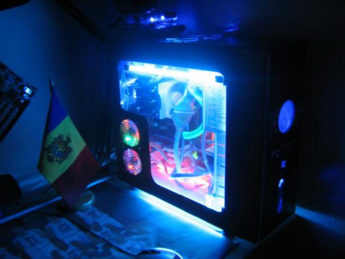 Корпус компьютера, в который установили несколько ламп подсветки